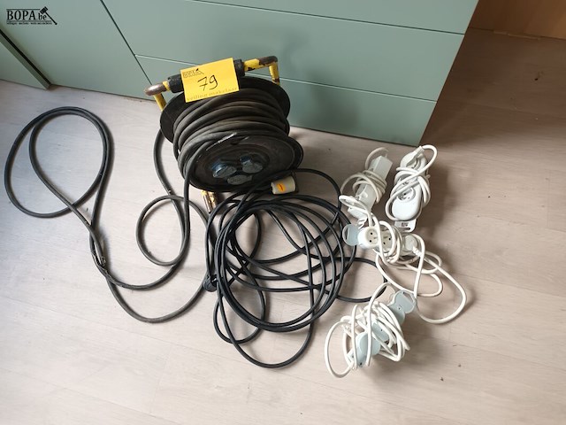 Lot 79 - verlengkabels en verdeelstekkers. 6 stuks - afbeelding 1 van  4