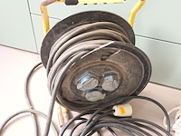 Lot 79 - verlengkabels en verdeelstekkers. 6 stuks - afbeelding 2 van  4