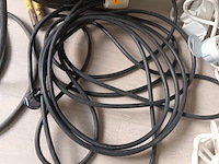 Lot 79 - verlengkabels en verdeelstekkers. 6 stuks - afbeelding 3 van  4