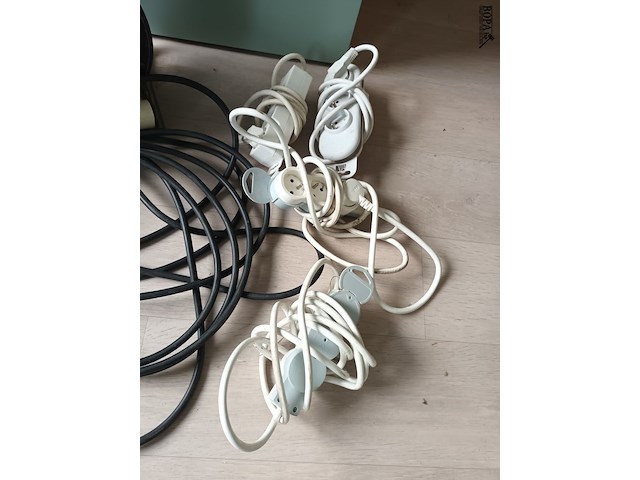 Lot 79 - verlengkabels en verdeelstekkers. 6 stuks - afbeelding 4 van  4