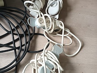 Lot 79 - verlengkabels en verdeelstekkers. 6 stuks - afbeelding 4 van  4