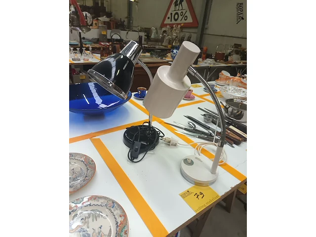 Lot 79 - vintage lampen. 2 stuks - afbeelding 1 van  4