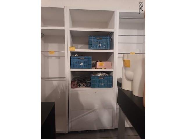 Lot 79 - winkel wandkast - afbeelding 1 van  2
