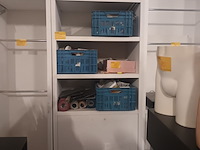 Lot 79 - winkel wandkast - afbeelding 1 van  2