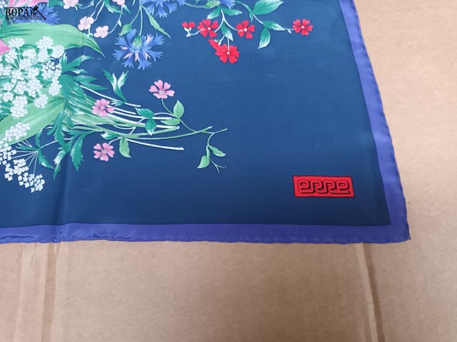 Lot 79 - zijden sjaal erre - afbeelding 2 van  3