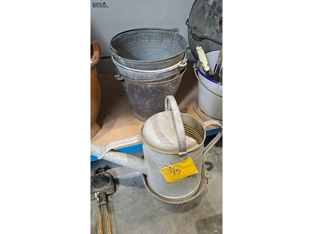 Lot 79 - zinken emmers 4 stuks en zinken gieter - afbeelding 1 van  3