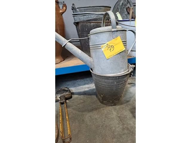 Lot 79 - zinken emmers 4 stuks en zinken gieter - afbeelding 2 van  3
