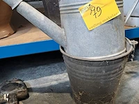 Lot 79 - zinken emmers 4 stuks en zinken gieter - afbeelding 2 van  3