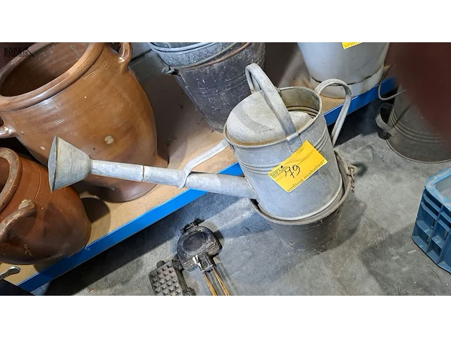 Lot 79 - zinken emmers 4 stuks en zinken gieter - afbeelding 3 van  3