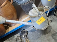 Lot 79 - zinken emmers 4 stuks en zinken gieter - afbeelding 3 van  3