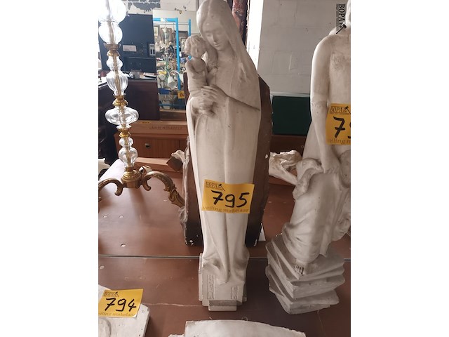 Lot 795 - beeld maria in gips - afbeelding 1 van  3