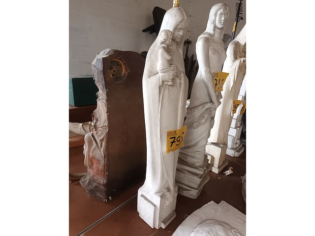 Lot 796 - beeld dame in gips - afbeelding 1 van  4