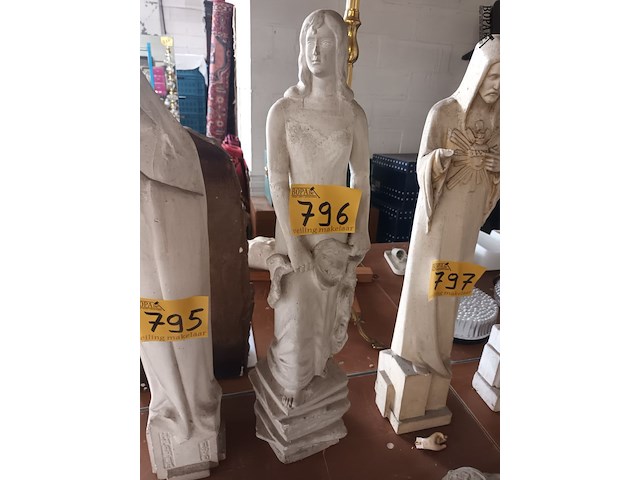 Lot 796 - beeld dame in gips - afbeelding 2 van  4