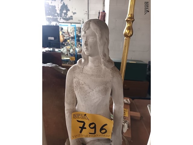 Lot 796 - beeld dame in gips - afbeelding 3 van  4