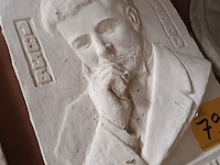 Lot 798 - tablet albrecht rodenbach in gips - afbeelding 2 van  3