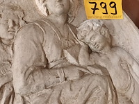 Lot 799 - ronde tablet in gips - afbeelding 2 van  3