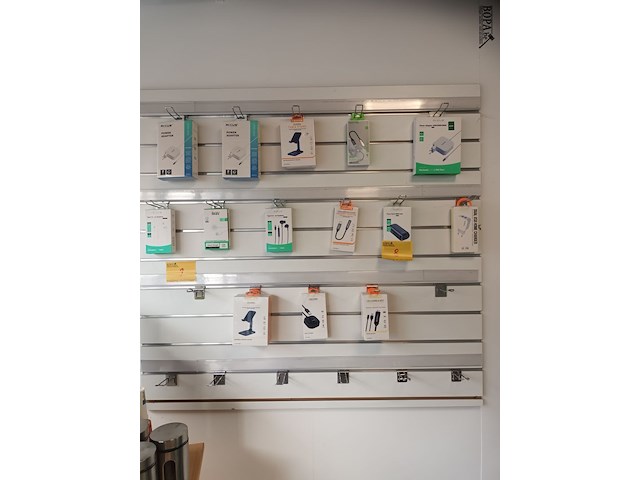 Lot 8 - accessoires voor gsm. 17 stuks - afbeelding 1 van  4