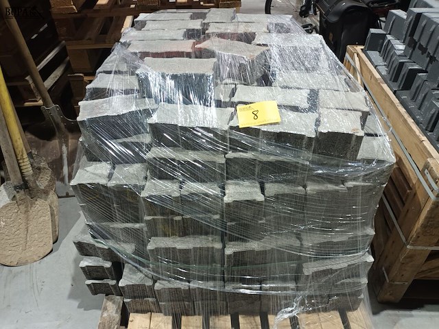 Lot 8 - betonklinkers - afbeelding 1 van  4