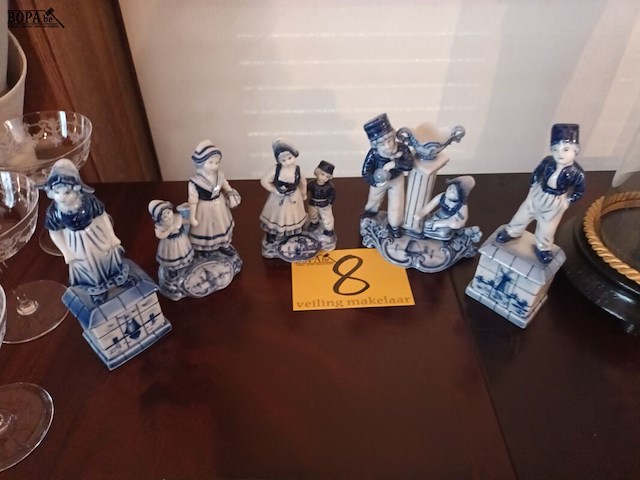 Lot 8 - delft beeldjes. 5 stuks - afbeelding 1 van  5