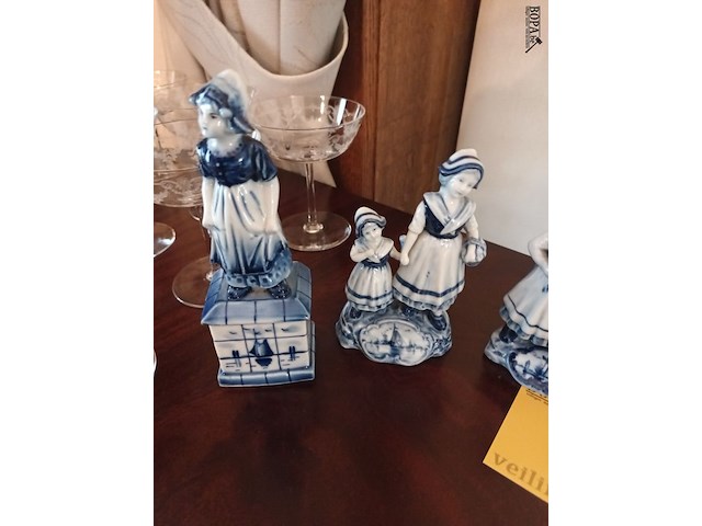 Lot 8 - delft beeldjes. 5 stuks - afbeelding 2 van  5