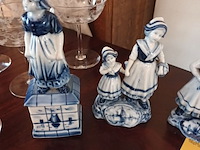 Lot 8 - delft beeldjes. 5 stuks - afbeelding 2 van  5