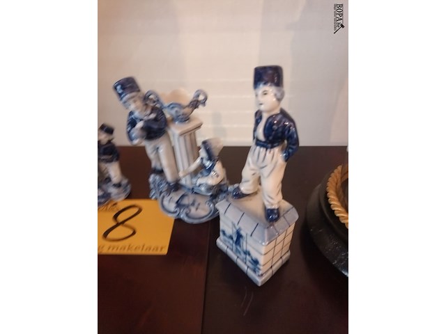 Lot 8 - delft beeldjes. 5 stuks - afbeelding 4 van  5