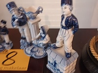 Lot 8 - delft beeldjes. 5 stuks - afbeelding 4 van  5