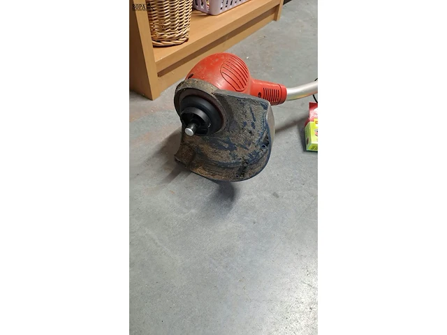 Lot 8 - electrische grastrimmer wolf-garten model gt 630 rood - afbeelding 3 van  5