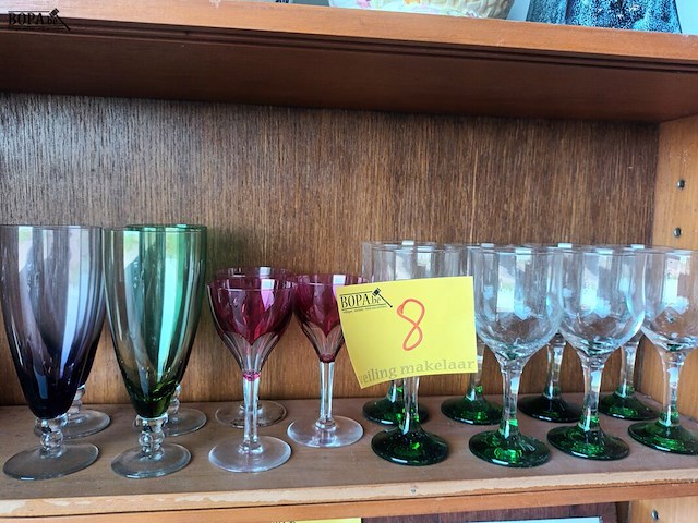 Lot 8 - gekleurde glazen. 15 stuks - afbeelding 1 van  4