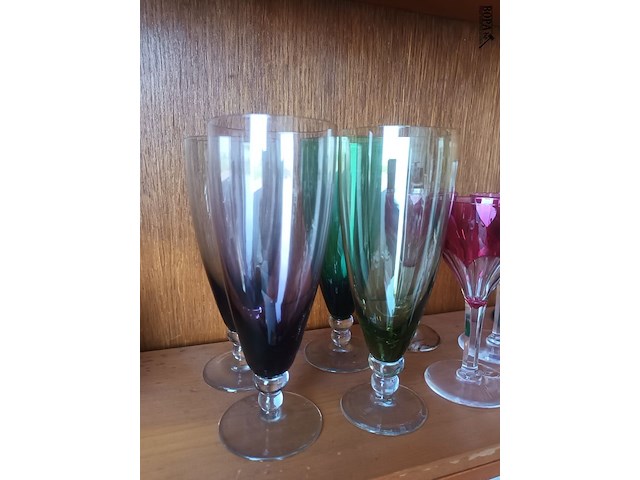 Lot 8 - gekleurde glazen. 15 stuks - afbeelding 2 van  4
