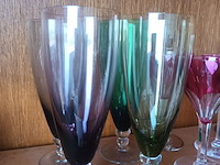 Lot 8 - gekleurde glazen. 15 stuks - afbeelding 2 van  4