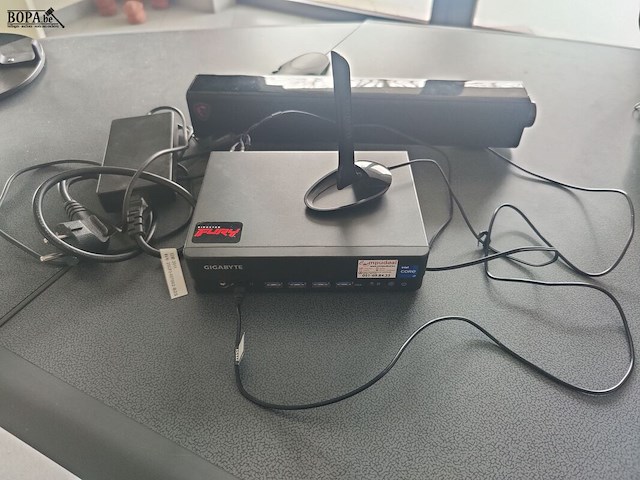 Lot 8 - gigabyte ultra compact pc kit - afbeelding 1 van  8