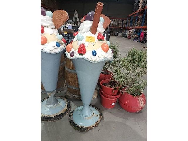 Lot 8 - groot ijsje in polyester - afbeelding 1 van  4