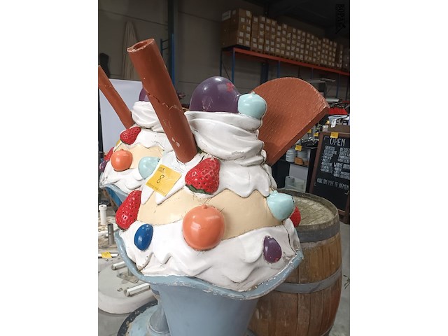 Lot 8 - groot ijsje in polyester - afbeelding 2 van  4