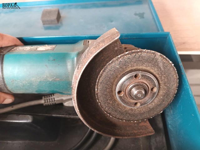 Lot 8 - haakse slijper makita - afbeelding 5 van  5