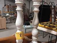 Lot 8 - houten kandelaar. 2 stuks