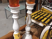 Lot 8 - houten kandelaar. 2 stuks - afbeelding 2 van  3