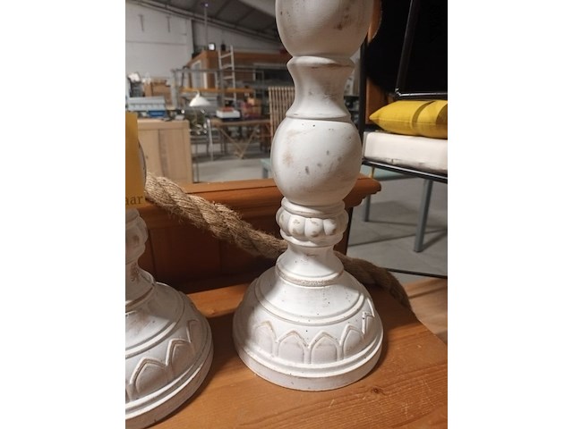 Lot 8 - houten kandelaar. 2 stuks - afbeelding 3 van  3