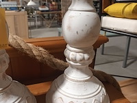 Lot 8 - houten kandelaar. 2 stuks - afbeelding 3 van  3