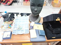 Lot 8 - juwelen, doosjes, pashoofd