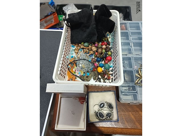 Lot 8 - juwelen, doosjes, pashoofd - afbeelding 2 van  5