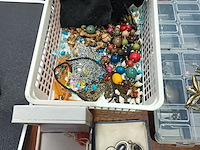 Lot 8 - juwelen, doosjes, pashoofd - afbeelding 2 van  5