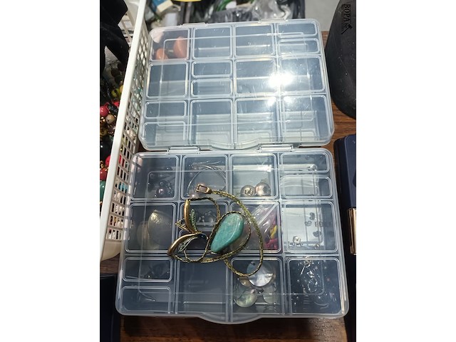 Lot 8 - juwelen, doosjes, pashoofd - afbeelding 3 van  5