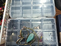 Lot 8 - juwelen, doosjes, pashoofd - afbeelding 3 van  5