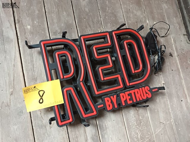 Lot 8 - lichtreclame red by petrus - afbeelding 1 van  2