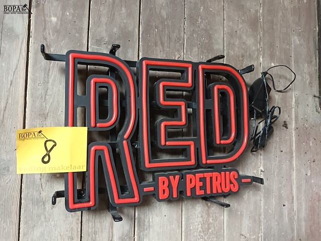 Lot 8 - lichtreclame red by petrus - afbeelding 2 van  2