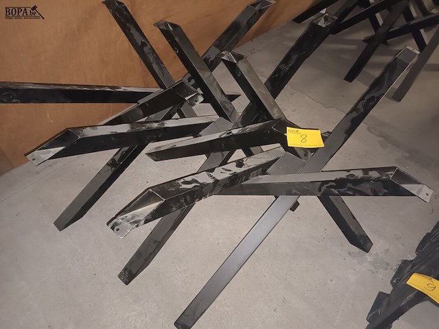 Lot 8 - metalen tafel onderstel stervorm. 3 stuks - afbeelding 1 van  4