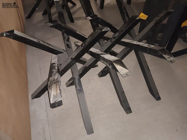 Lot 8 - metalen tafel onderstel stervorm. 3 stuks - afbeelding 4 van  4