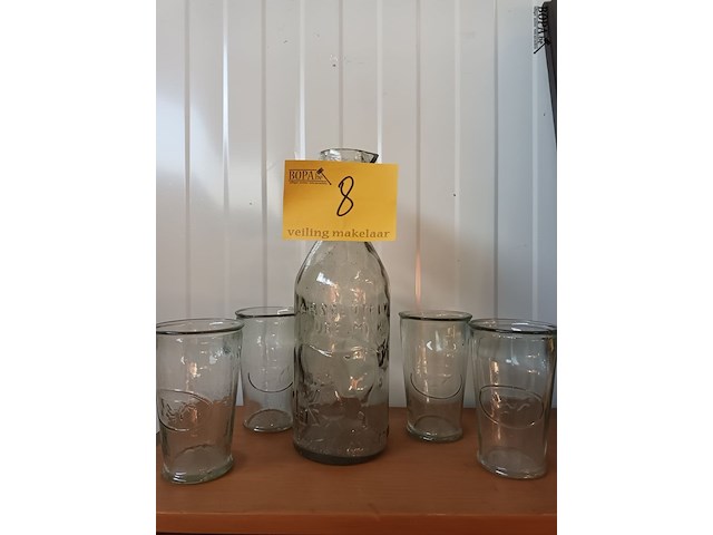 Lot 8 - oude melkfles met 4 glazen - afbeelding 1 van  4