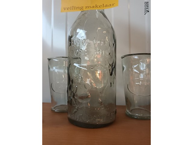 Lot 8 - oude melkfles met 4 glazen - afbeelding 2 van  4
